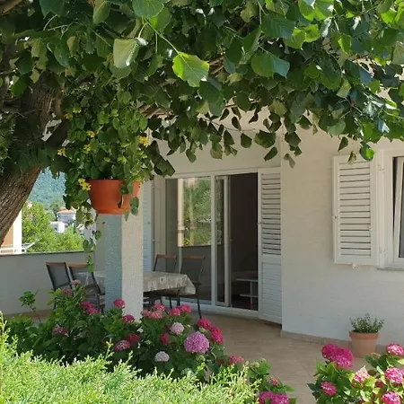 Apartment Ljiljana *