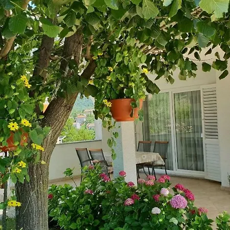 Apartment Ljiljana *
