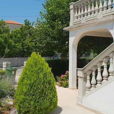 Apartment Ljiljana *