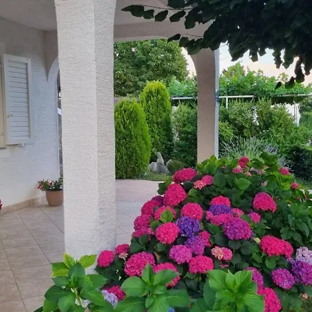Apartment Ljiljana *